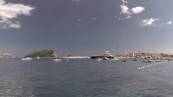 Gita in barca lungo la costa di Budva in Montenegro — Foto Stock