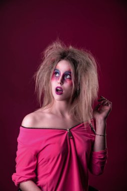 Dağınık saçlı çekici genç kız