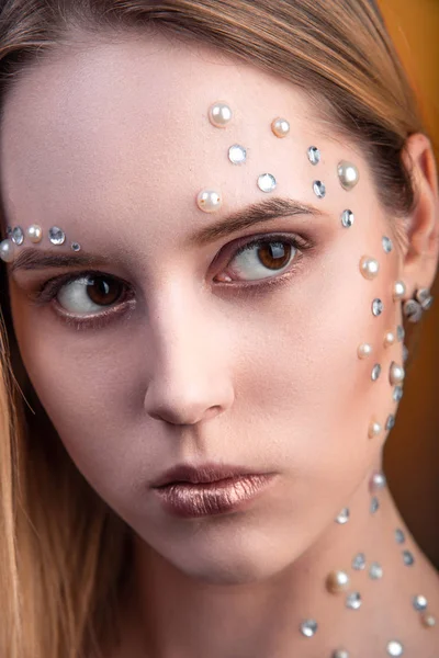 Chica con pedrería blanca y perla en su cara . — Foto de Stock