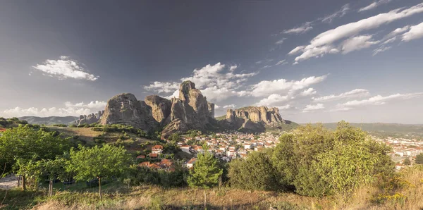 Kalambaka ciudad y montañas Meteora, Grecia —  Fotos de Stock