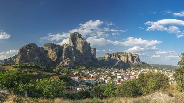 Kalambaka ville et les montagnes de Meteora, Grèce — Photo