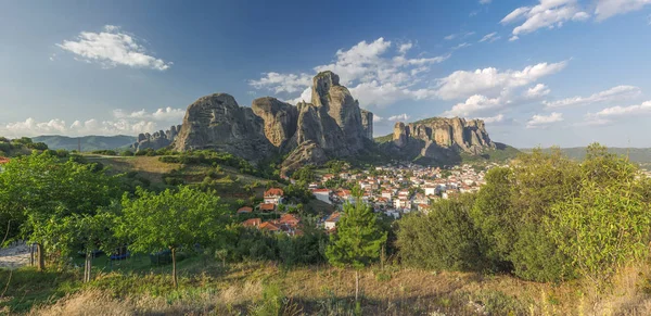 Kalambaka ciudad y montañas Meteora, Grecia —  Fotos de Stock