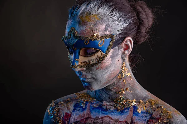 Kreatives Podium-Make-up im venezianischen Damenstil — Stockfoto