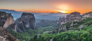 Gün batımında Meteora manastırlarının panoramik görünümü