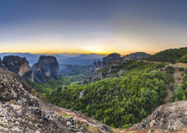 Gün batımında Meteora manastırlarının panoramik görünümü