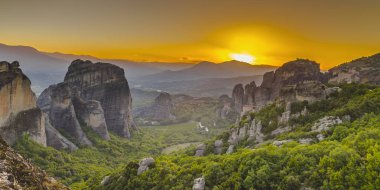 Gün batımında Meteora manastırlarının panoramik görünümü
