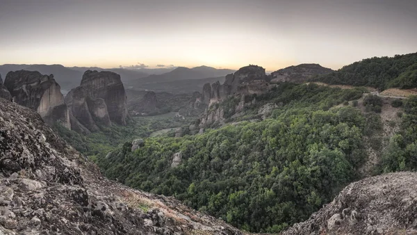 Панорамный вид на монастыри Метеоры на закате — стоковое фото
