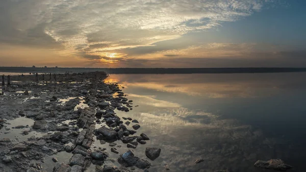 Gün batımında tuz gölünün panoramik manzarası — Stok fotoğraf