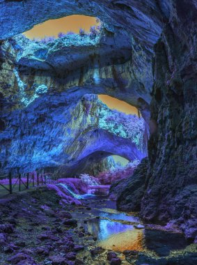 Parlak fantastik renklerde mistik mağara
