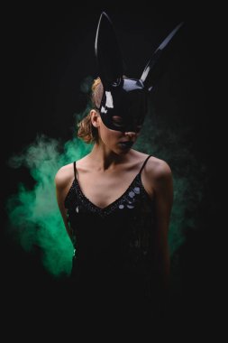 Siyah tavşan maskeli seksi kız