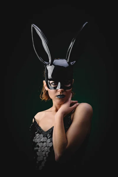 Sexy chica en un negro conejito máscara —  Fotos de Stock