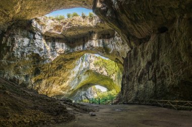 Bulgaristan devetashka Mağarası