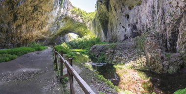 Bulgaristan devetashka Mağarası