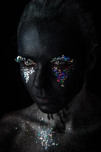 Dívka v černém make-upu s jiskřkami — Stock fotografie