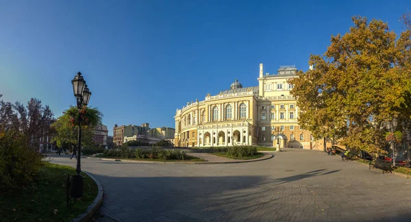 Principios de otoño en Odessa bulevar junto al mar en Ucrania — Foto de Stock