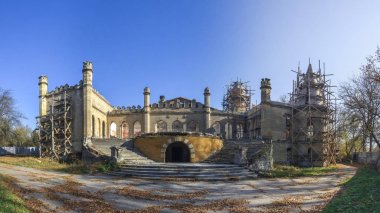 Odessa yakınlarındaki Petrovka köyünde Abandabandoned Kuris kale, Ukrayna. Romantizmin harap mimari abidesi 