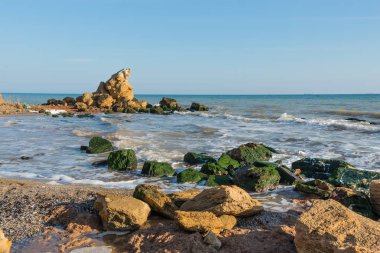 Deniz tarafından büyük taşların saçılması