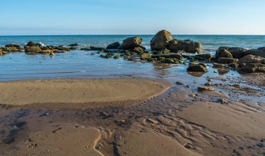 Karadeniz'in kenarında büyük taşlar