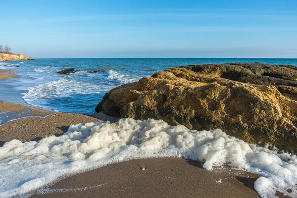 Piedra caliza grande en la orilla del mar — Foto de Stock