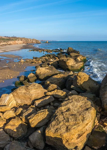 Piedras grandes en el borde del Mar Negro — Foto de Stock