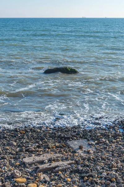 Piedra solitaria en el mar en la costa — Foto de Stock