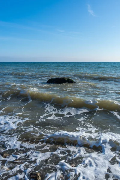 Piedra solitaria en el mar en la costa — Foto de Stock