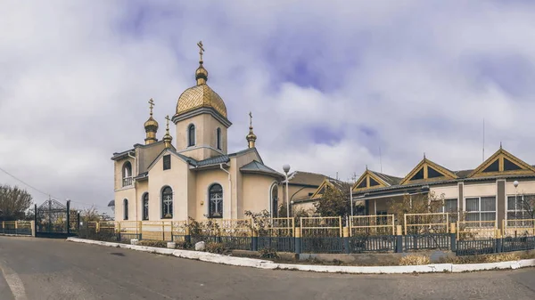 Pequeño pueblo iglesia ortodoxa — Foto de Stock