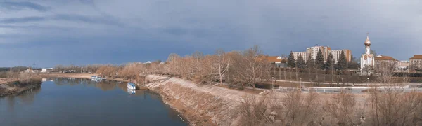 Dnjestrië, een rivier in Tiraspol, Transnistrië — Stockfoto