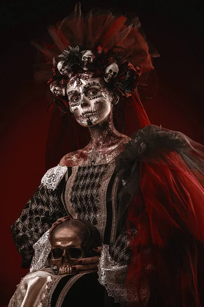 Halloween chica en un traje de la muerte — Foto de Stock