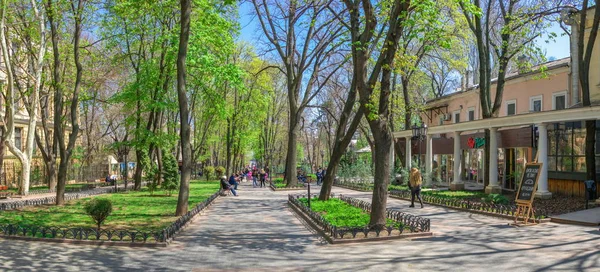 Одесский городской сад весной — стоковое фото