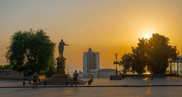 乌克兰奥德萨普里莫尔斯基大道上的夏日黎明 — 图库照片