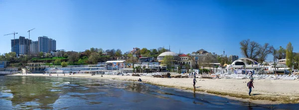 Общественный пляж на курорте Аркадия в Одессе, Украина — стоковое фото