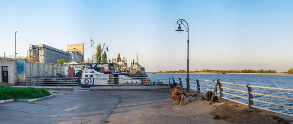 Рибалки на набережній в Херсоні, Україна — стокове фото