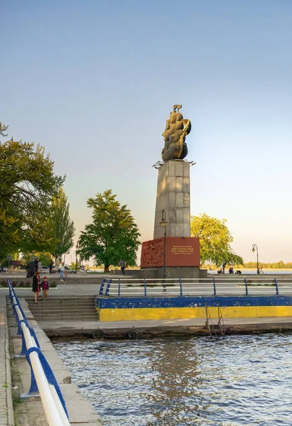 Monumento a los primeros constructores navales en Kherson, Ucrania —  Fotos de Stock