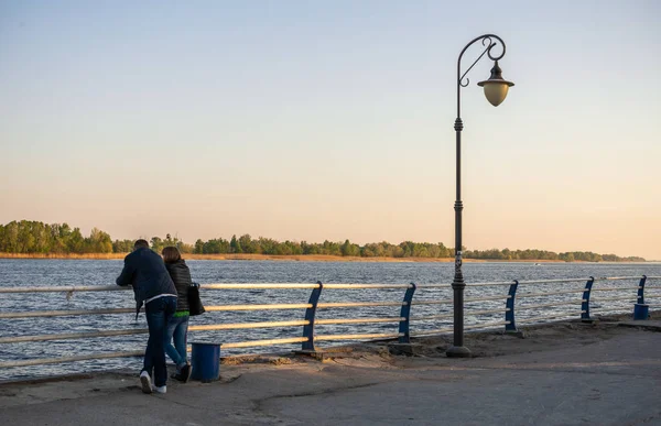 Ett par på stranden av floden Dnepr i Kherson — Stockfoto