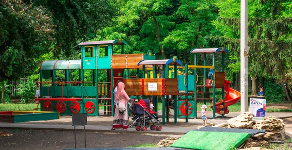 İnsanlar Odessa'daki Gorky Park'ta yürüyüp dinlenirken — Stok fotoğraf