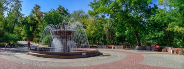 Odessa, Ukrayna 16.09.2019. Güneşli bir sonbahar gününde Ukrayna 'nın Odessa kentindeki Shevchenko Parkı' nda bir çeşme
