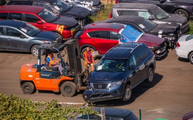 Odessa, Ukrayna 09.16.2019. Güneşli bir günde, Ukrayna 'nın Odessa kentindeki kargo limanına ve konteyner terminaline ihracat için bozuk arabalar.