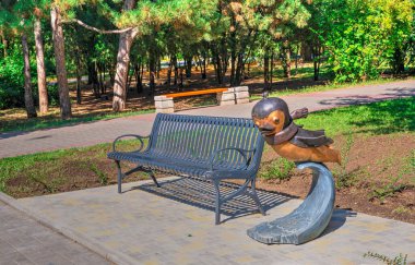 Odessa, Ukrayna 08.30. 2019. Güneşli bir sonbahar gününde Ukrayna 'nın Odessa kentindeki bir zafer parkında metal heykel.