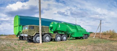 Pobugskoe, Ukrayna 09.14.2019. Sovyet Stratejik Nükleer Güçler Müzesi, Ukrayna 'da güneşli bir günde SS 18 Şeytan Roketi için füze yakıt taşıyıcısı.