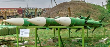 Pobugskoe, Ukrayna 09.14.2019. Güneşli bir günde Ukrayna 'daki Sovyet Stratejik Nükleer Güçler Müzesi' nde eski askeri teçhizat.