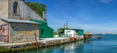Güneşli bir yaz gününde, Odessa limanının girişindeki deniz feneri.