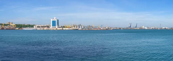 在阳光明媚的夏日 敖德萨海港入口处的灯塔 — 图库照片