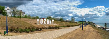 Yuzhne, Ukrayna 05.23.2020. Ukrayna 'nın Yuzhne şehrindeki sahil parkı. Güneşli bir bahar gününde panoramik manzara
