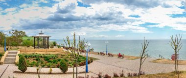 Yuzhne, Ukrayna 05.23.2020. Ukrayna 'nın Yuzhne şehrindeki sahil parkı. Güneşli bir bahar gününde panoramik manzara