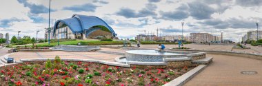 Yuzhne, Ukrayna 05.23.2020. Ukrayna 'daki Yuzhne şehri. Bir bahar gününde panoramik manzara