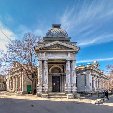 Odessa, Ukrayna 03.09.2020. Odessa, Ukrayna 'daki Tıp Üniversitesi' nin eğitim binaları güneşli bir bahar gününde