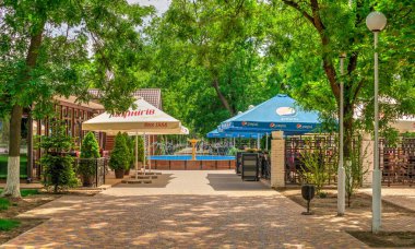 İzmail, Ukrayna 06.07.2020. Suvorov Bulvarı İzmail, Ukrayna 'da güneşli bir yaz gününde