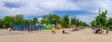 İzmail, Ukrayna 06.07.2020. Güneşli bir yaz gününde Ukrayna 'nın İzmail kentindeki anıt parkı.