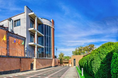 Shabo, Ukrayna 09.29.2019. Güneşli bir sonbahar gününde Ukrayna 'nın Odessa bölgesindeki Shabo köyündeki modern şaraphane.
